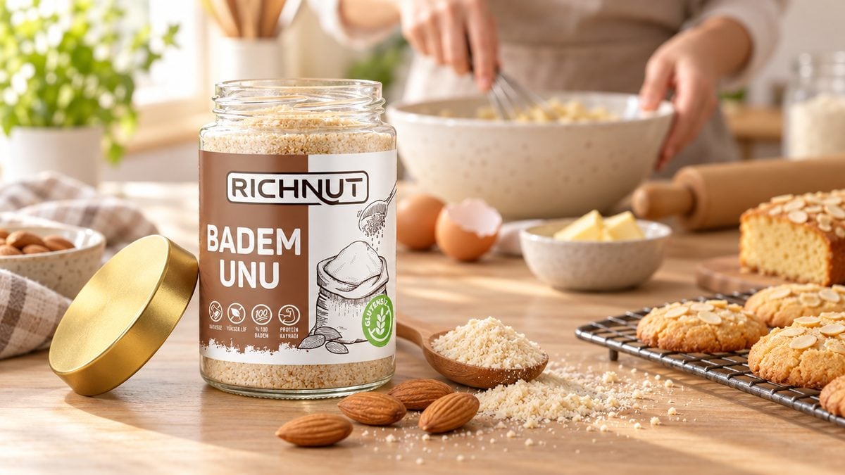 Badem unlu kurabiye tarifi Badem unlu kurabiye ve kek, yanında Richnut badem unu kavanozu